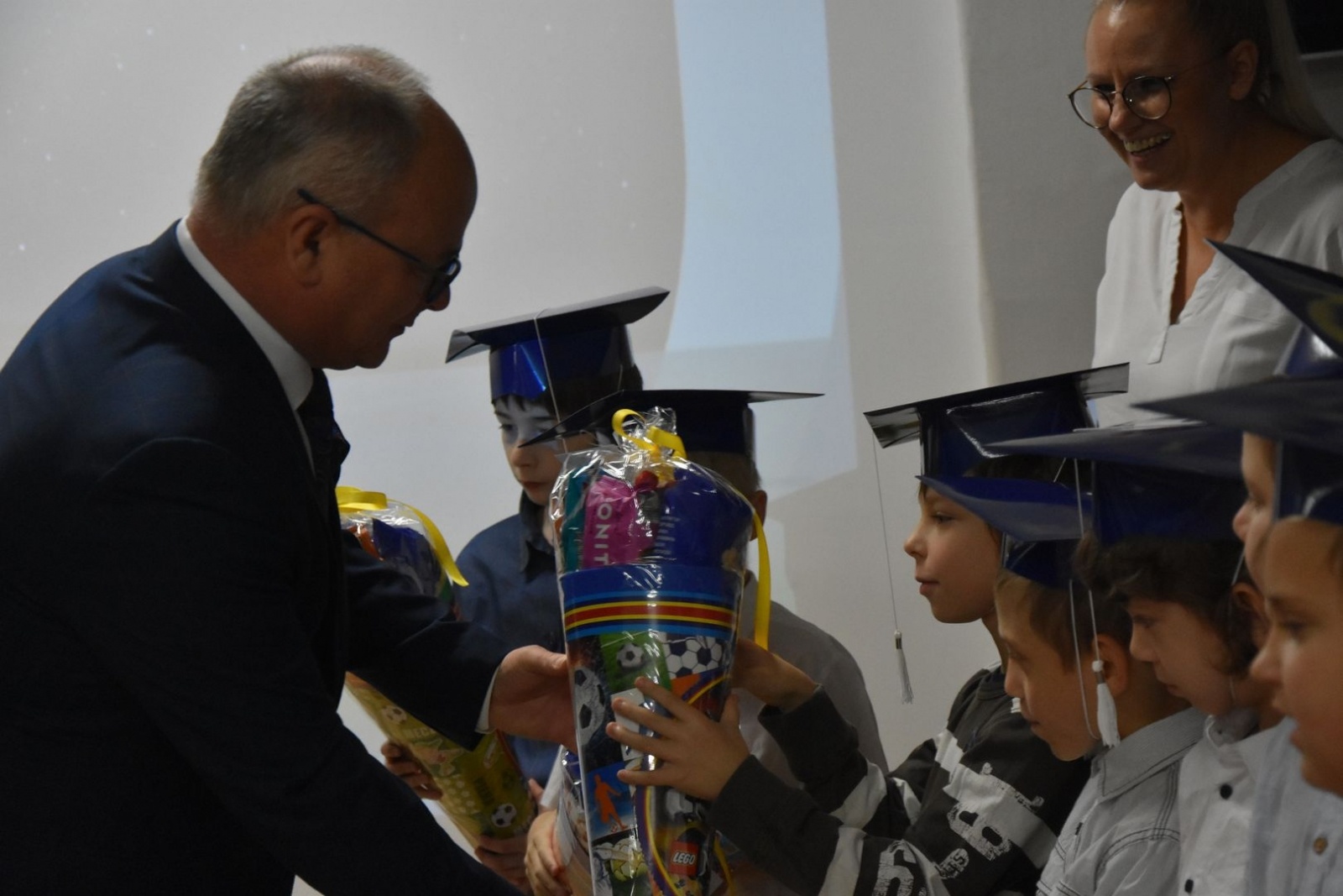 Zdjęcie w galerii na portalu naszwodzislaw.com: Rogi obfitości trafiły do pierwszoklasistów [FOTO] wiadomości z regionu