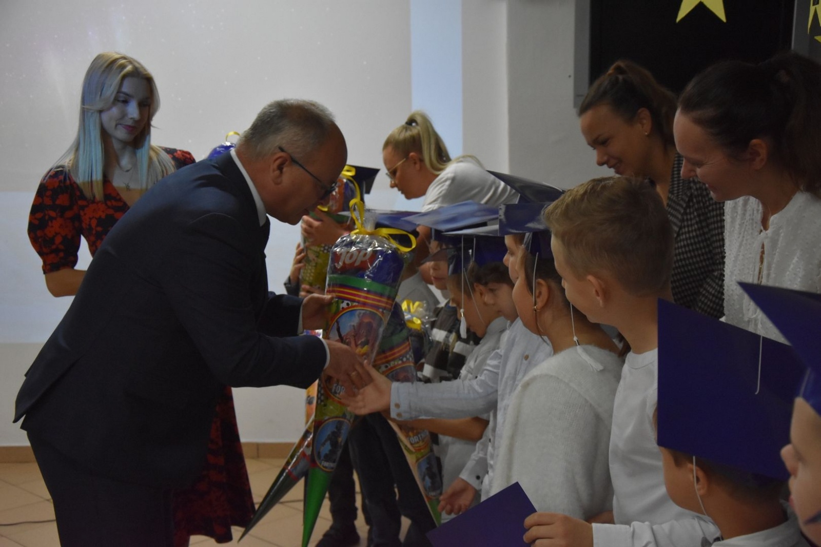 Zdjęcie w galerii na portalu naszwodzislaw.com: Rogi obfitości trafiły do pierwszoklasistów [FOTO] wiadomości z regionu