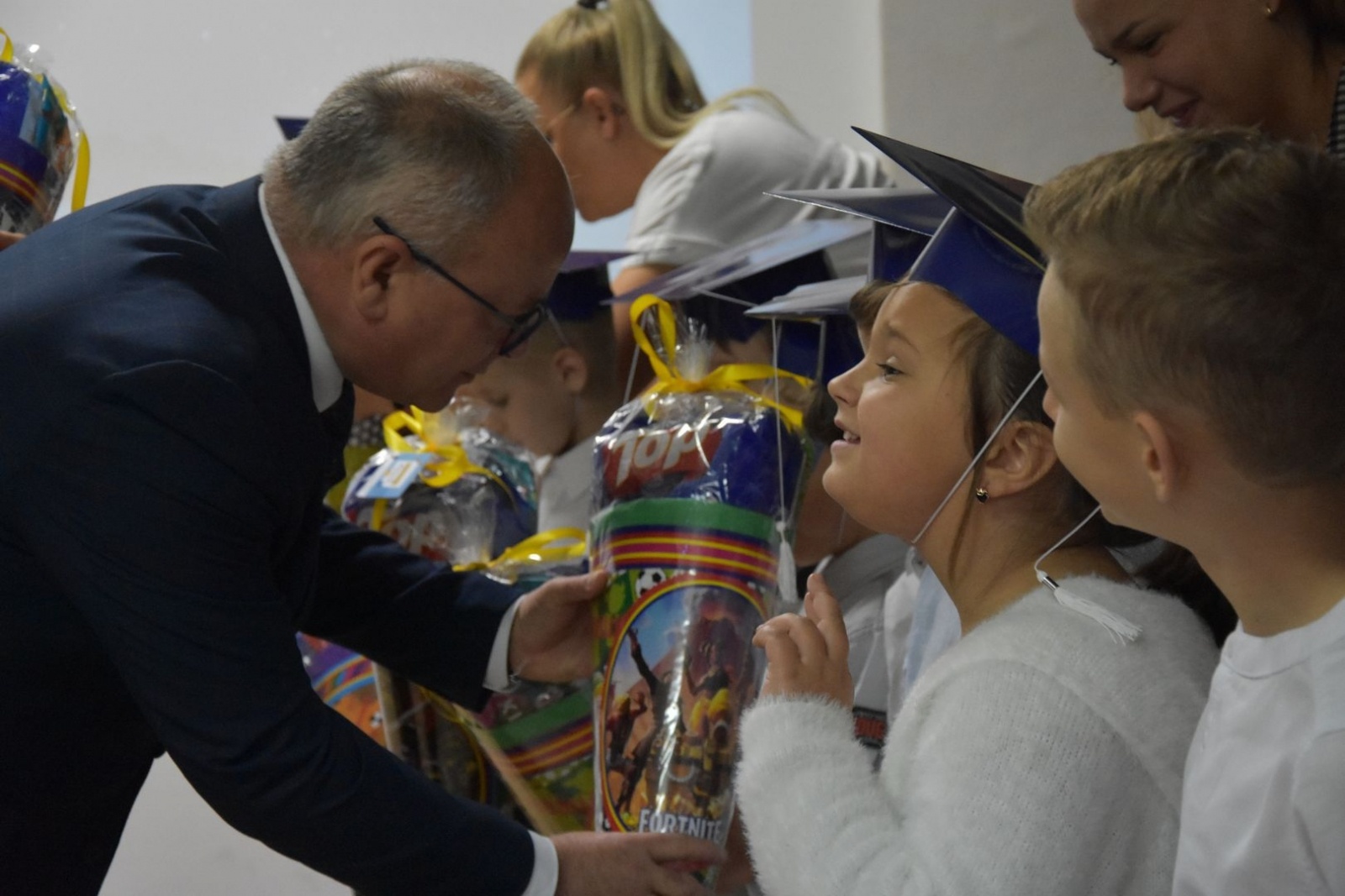 Zdjęcie w galerii na portalu naszwodzislaw.com: Rogi obfitości trafiły do pierwszoklasistów [FOTO] wiadomości z regionu