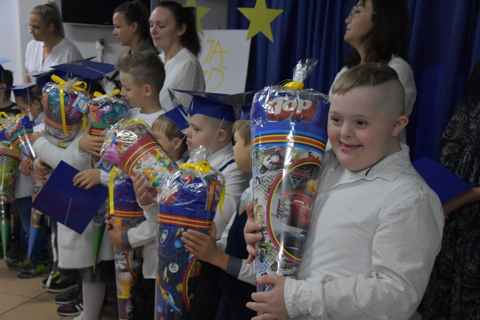 Zdjęcie w galerii na portalu naszwodzislaw.com: Rogi obfitości trafiły do pierwszoklasistów [FOTO] wiadomości z regionu