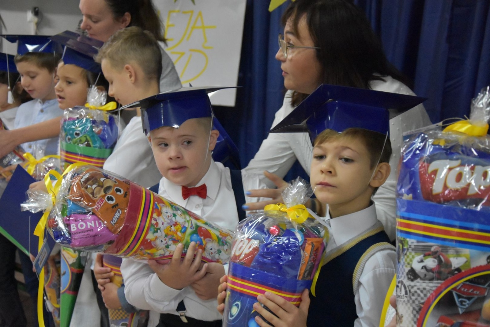Zdjęcie w galerii na portalu naszwodzislaw.com: Rogi obfitości trafiły do pierwszoklasistów [FOTO] wiadomości z regionu