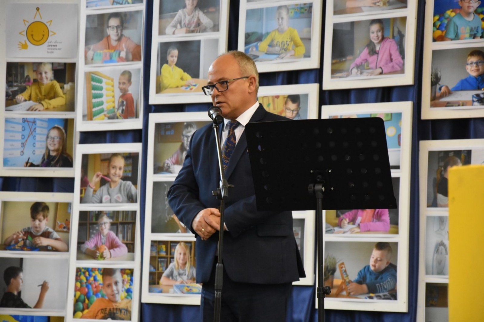 Zdjęcie w galerii na portalu naszwodzislaw.com: Dzień Edukacji Narodowej świętowano wraz z jubileuszem szkoły [FOTO] wiadomości z regionu