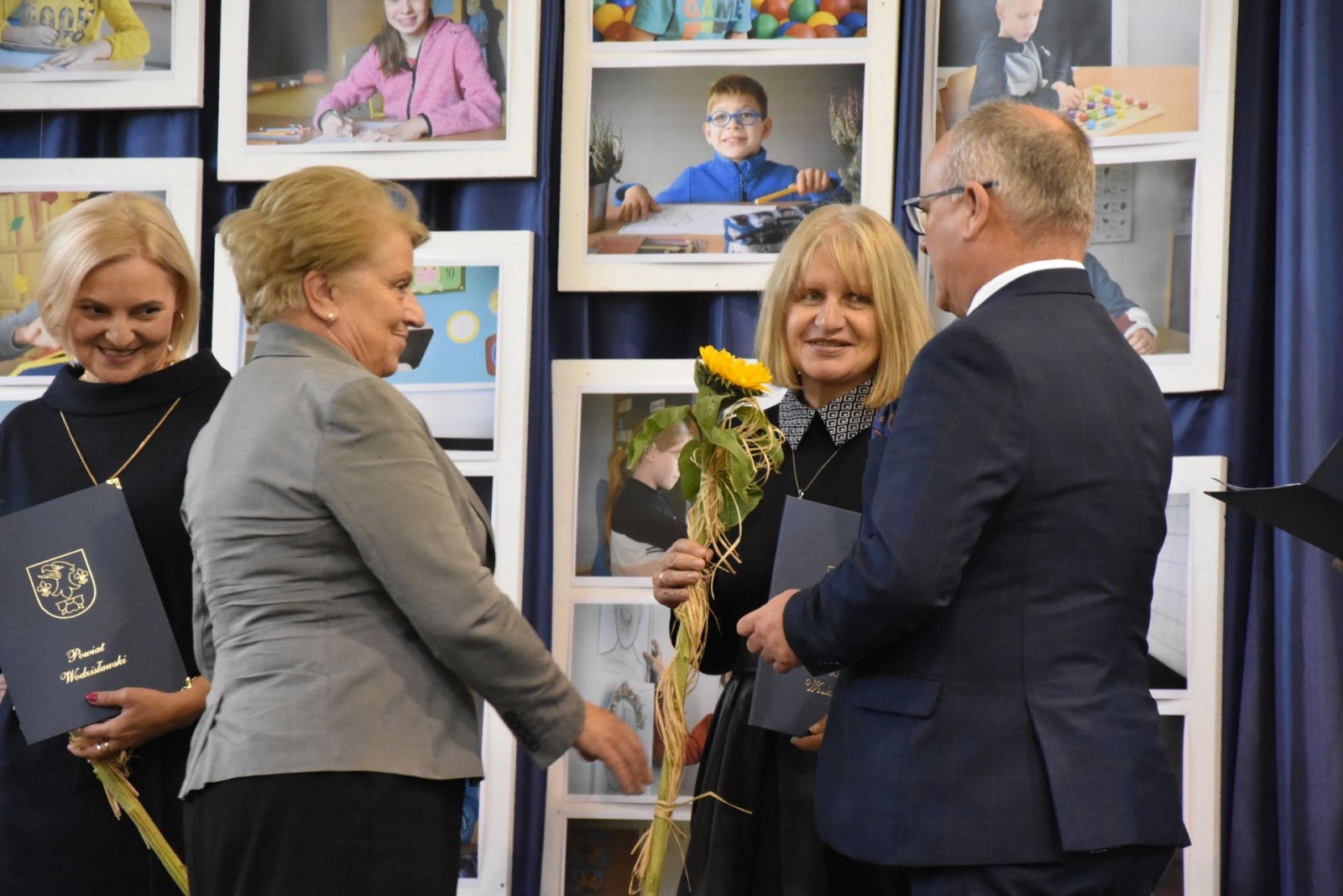 Zdjęcie w galerii na portalu naszwodzislaw.com: Dzień Edukacji Narodowej świętowano wraz z jubileuszem szkoły [FOTO] wiadomości z regionu