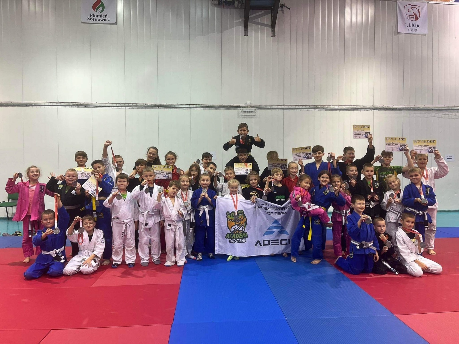 Zdjęcie w galerii na portalu naszwodzislaw.com: Worek medali Akademii Top Team w Sosnowcu wiadomości z regionu