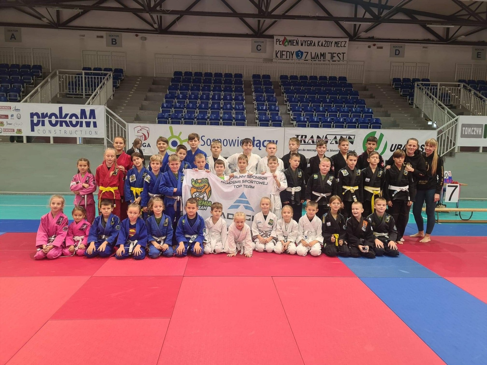 Zdjęcie w galerii na portalu naszwodzislaw.com: Worek medali Akademii Top Team w Sosnowcu wiadomości z regionu