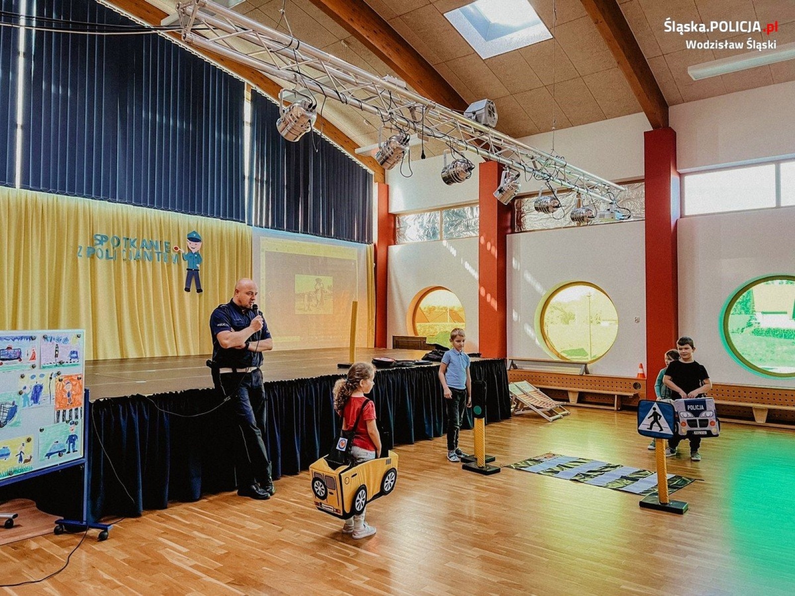 Zdjęcie w galerii na portalu naszwodzislaw.com: Marklowickie przedszkolaki spotkały się z policjantami wiadomości z regionu