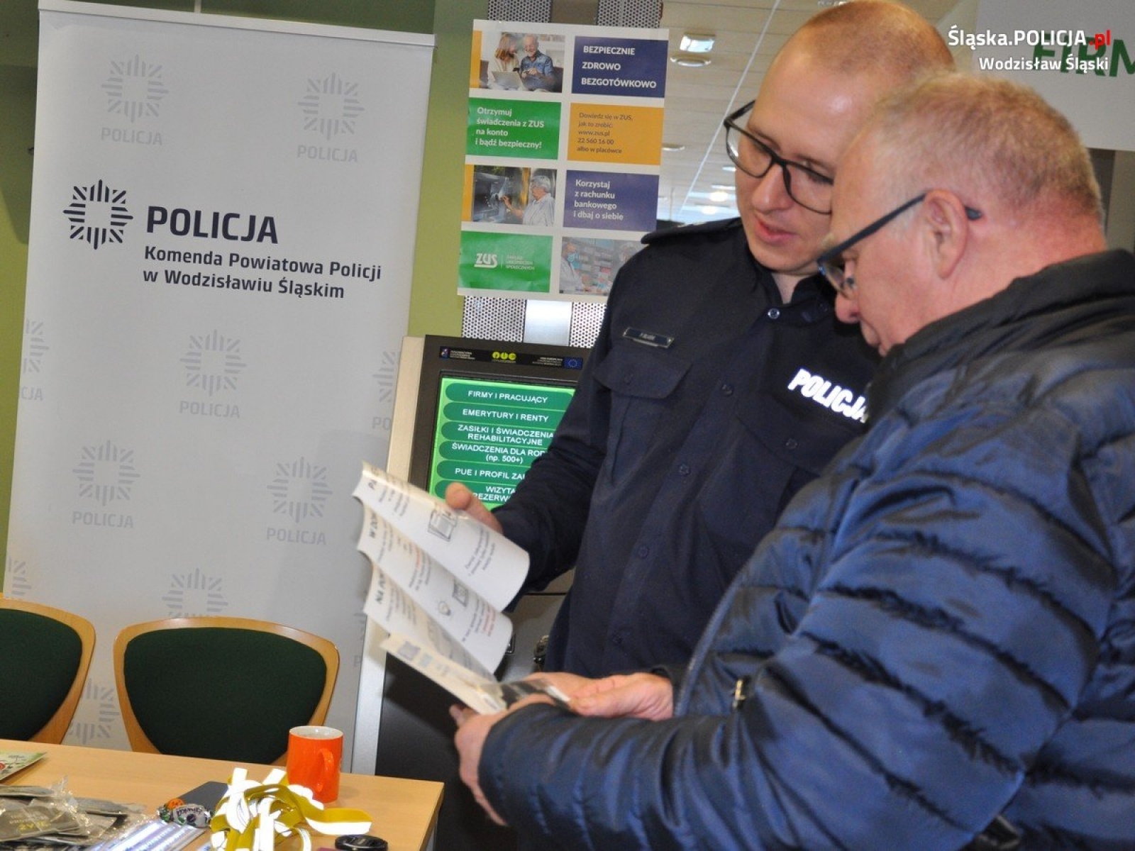 Zdjęcie w galerii na portalu naszwodzislaw.com: Bezpieczny senior. Akcja profilaktyczna policji w ZUS wiadomości z regionu