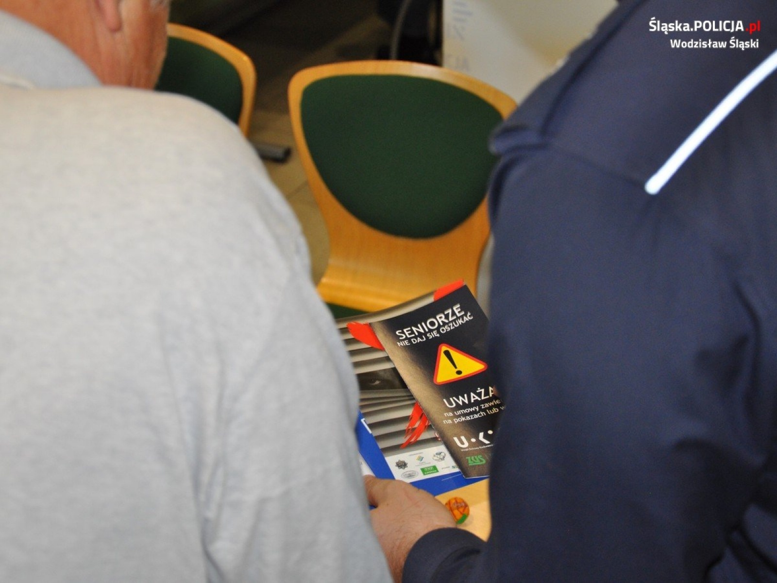 Zdjęcie w galerii na portalu naszwodzislaw.com: Bezpieczny senior. Akcja profilaktyczna policji w ZUS wiadomości z regionu