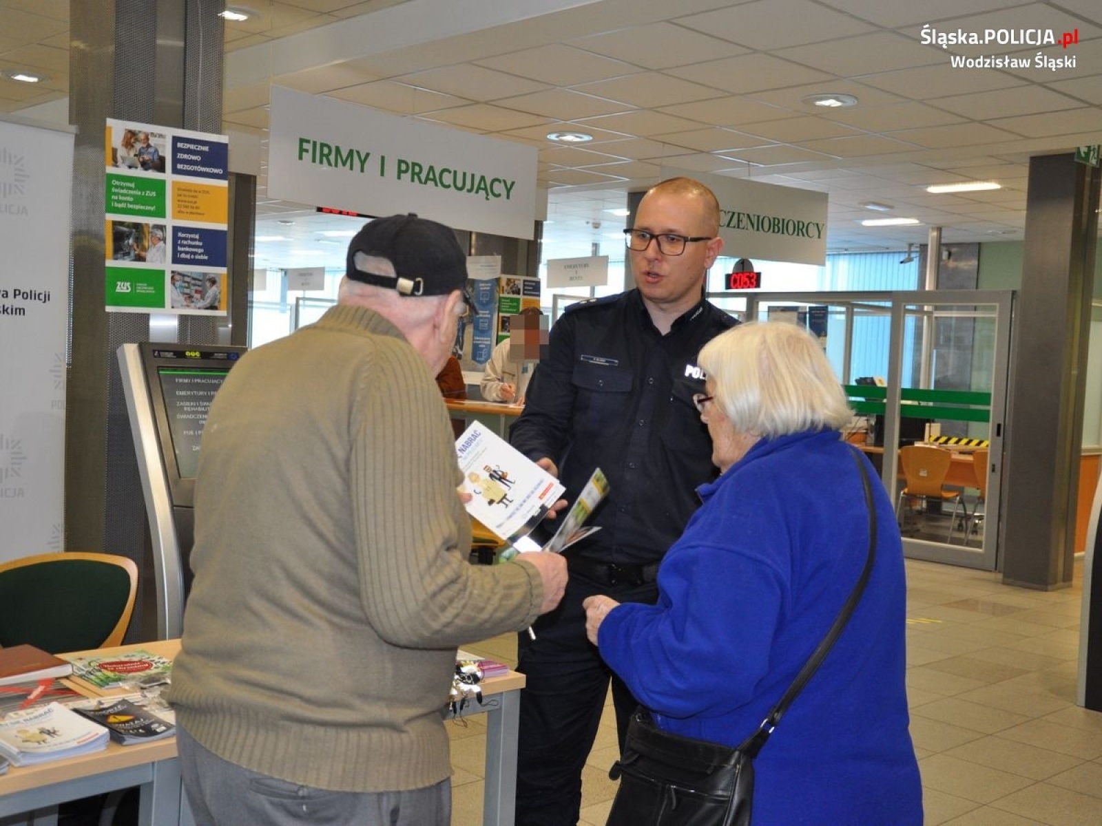 Zdjęcie w galerii na portalu naszwodzislaw.com: Bezpieczny senior. Akcja profilaktyczna policji w ZUS wiadomości z regionu