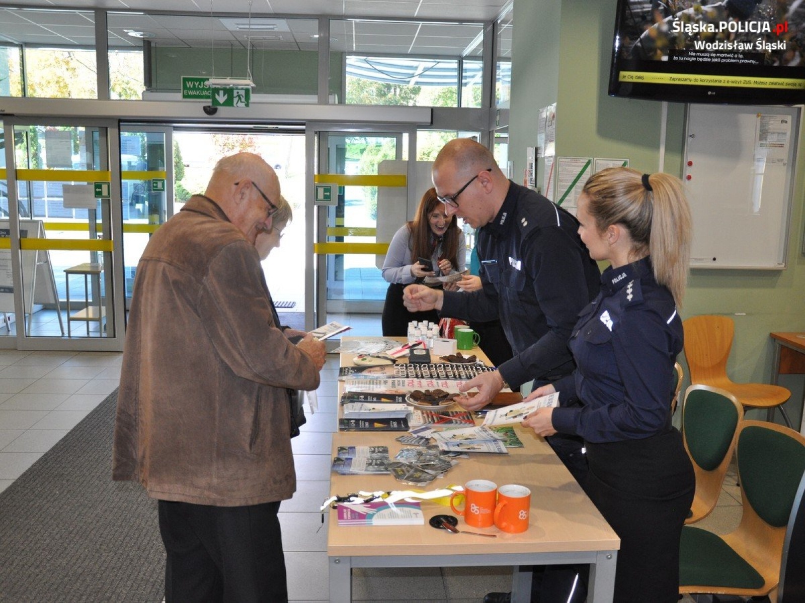 Zdjęcie w galerii na portalu naszwodzislaw.com: Bezpieczny senior. Akcja profilaktyczna policji w ZUS wiadomości z regionu