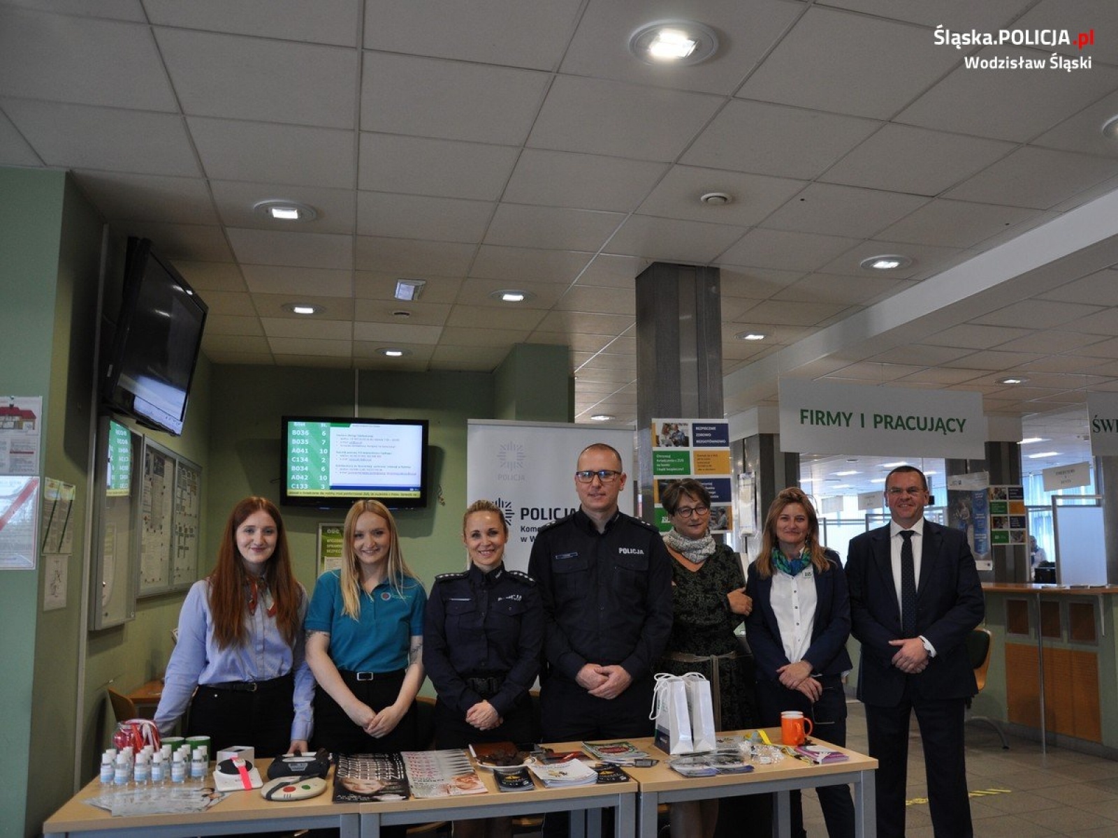 Zdjęcie w galerii na portalu naszwodzislaw.com: Bezpieczny senior. Akcja profilaktyczna policji w ZUS wiadomości z regionu