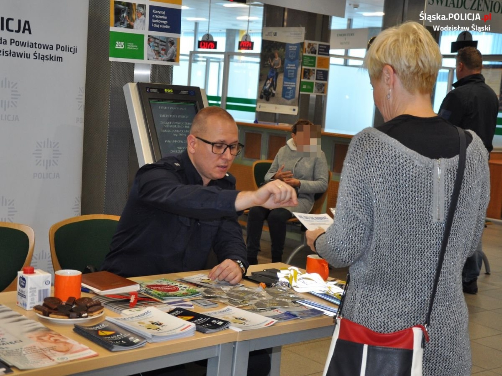 Zdjęcie w galerii na portalu naszwodzislaw.com: Bezpieczny senior. Akcja profilaktyczna policji w ZUS wiadomości z regionu
