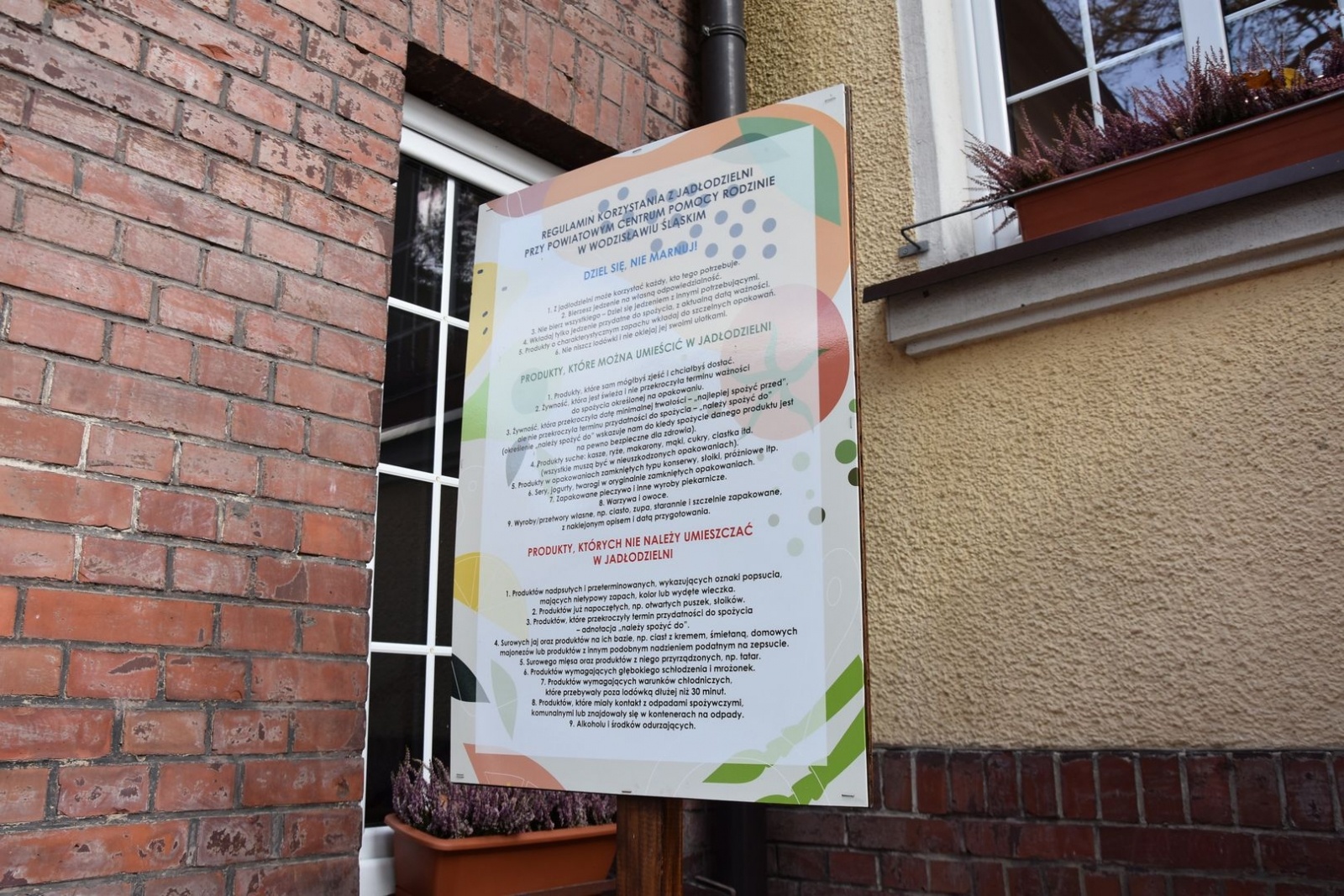 Zdjęcie w galerii na portalu naszwodzislaw.com: W Międzynarodowym Dniu Walki z Ubóstwem pamiętaj o lodówce społecznej wiadomości z regionu