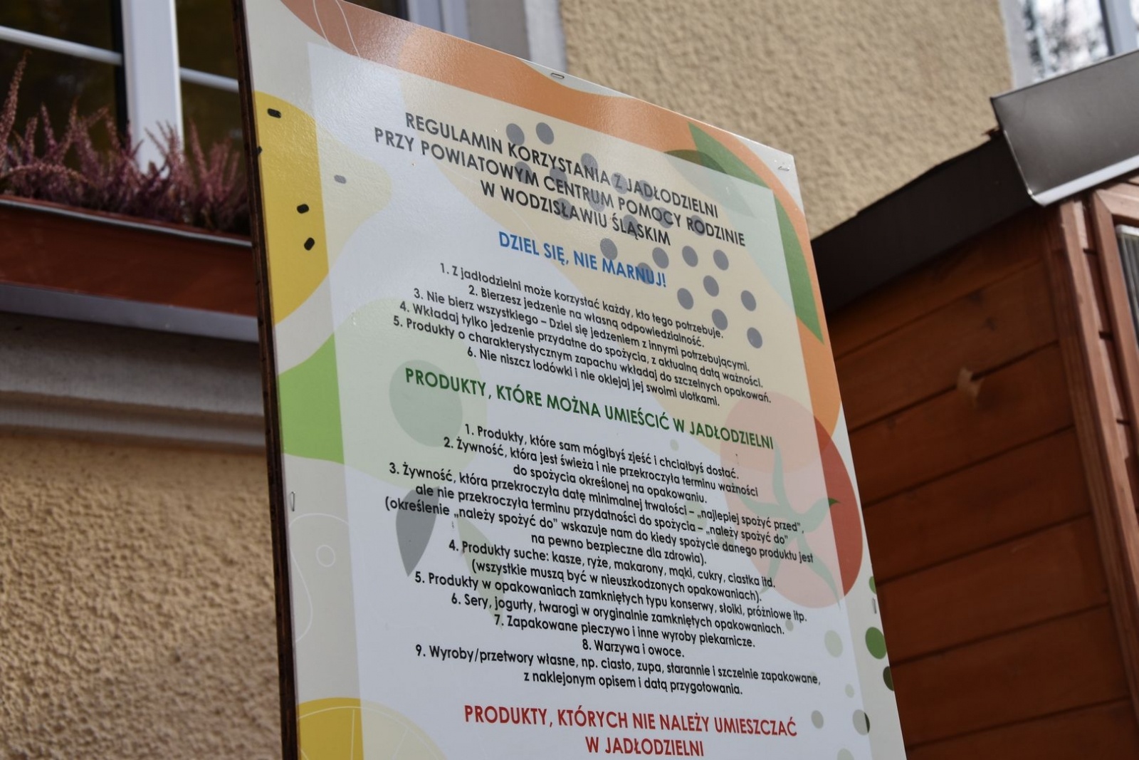 Zdjęcie w galerii na portalu naszwodzislaw.com: W Międzynarodowym Dniu Walki z Ubóstwem pamiętaj o lodówce społecznej wiadomości z regionu