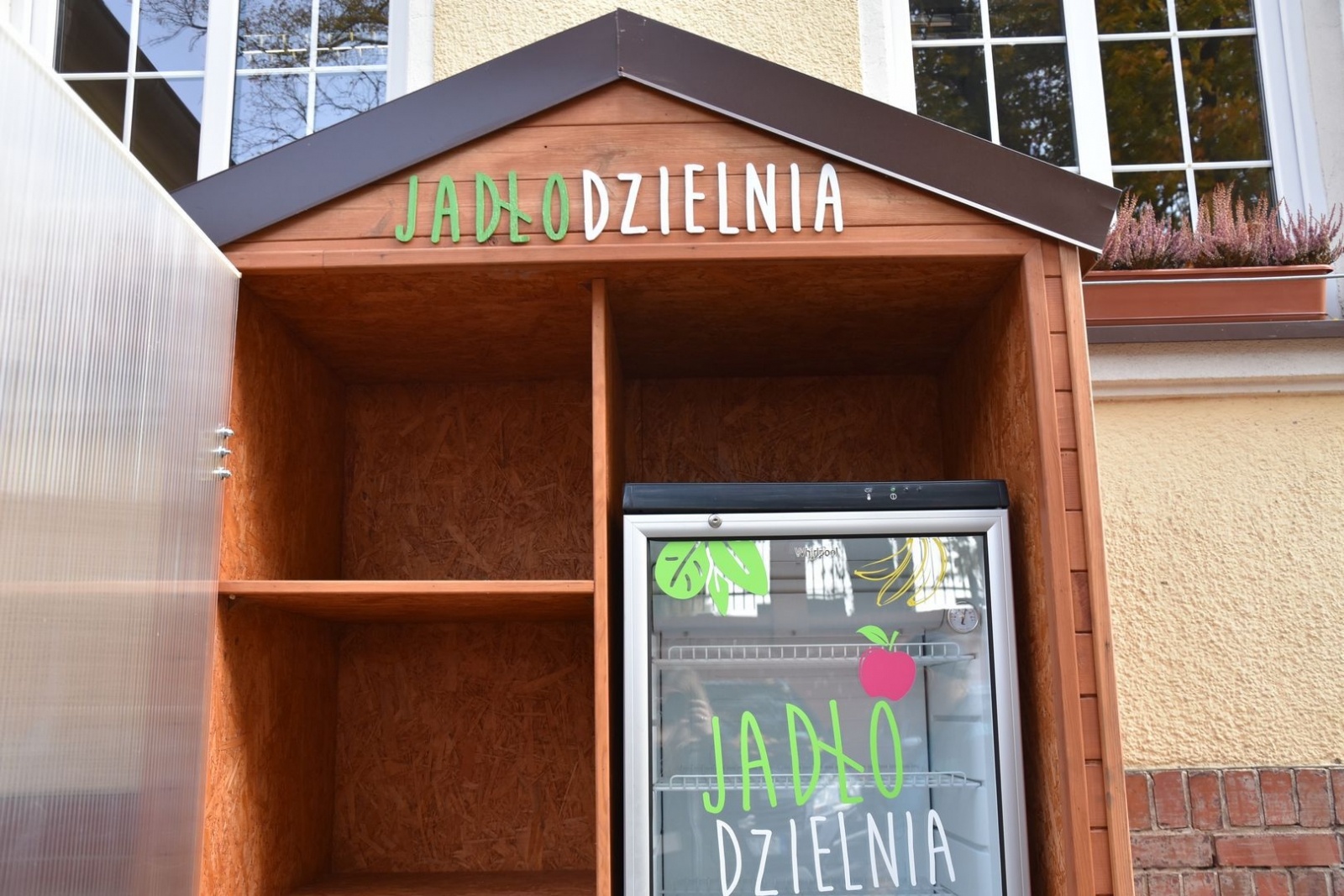 Zdjęcie w galerii na portalu naszwodzislaw.com: W Międzynarodowym Dniu Walki z Ubóstwem pamiętaj o lodówce społecznej wiadomości z regionu