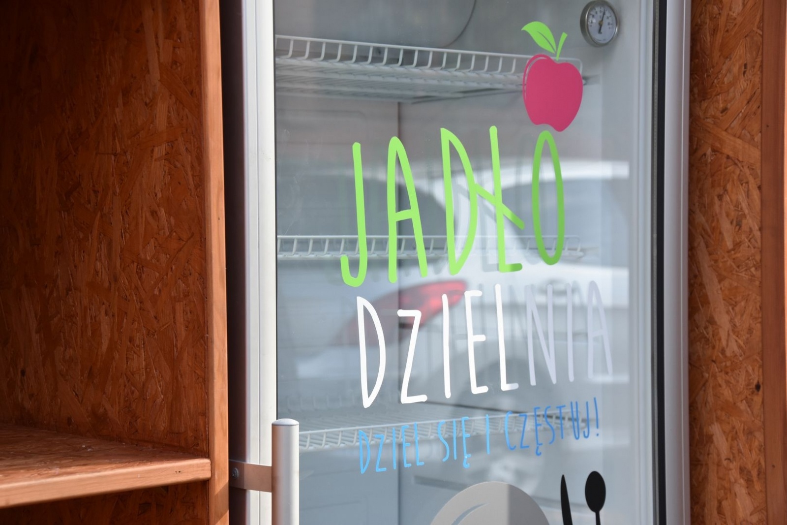 Zdjęcie w galerii na portalu naszwodzislaw.com: W Międzynarodowym Dniu Walki z Ubóstwem pamiętaj o lodówce społecznej wiadomości z regionu