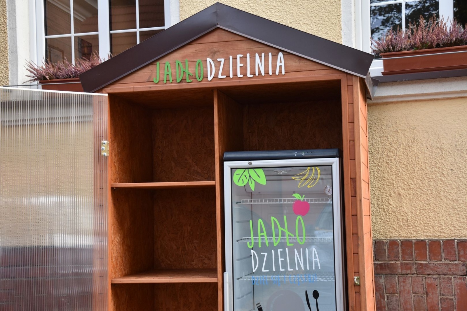 Zdjęcie w galerii na portalu naszwodzislaw.com: W Międzynarodowym Dniu Walki z Ubóstwem pamiętaj o lodówce społecznej wiadomości z regionu