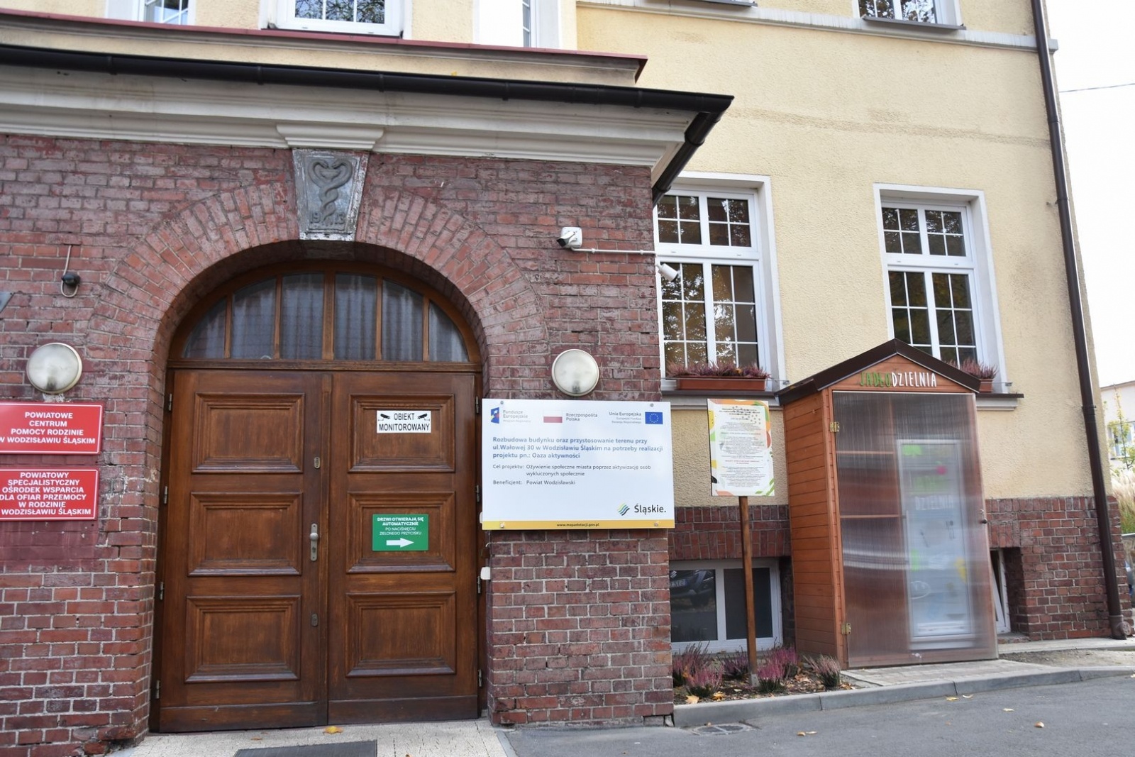 Zdjęcie w galerii na portalu naszwodzislaw.com: W Międzynarodowym Dniu Walki z Ubóstwem pamiętaj o lodówce społecznej wiadomości z regionu