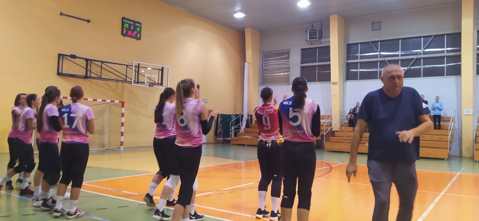 Zdjęcie w galerii na portalu naszwodzislaw.com: Trójka Mikołów odprawiona na tarczy wiadomości z regionu