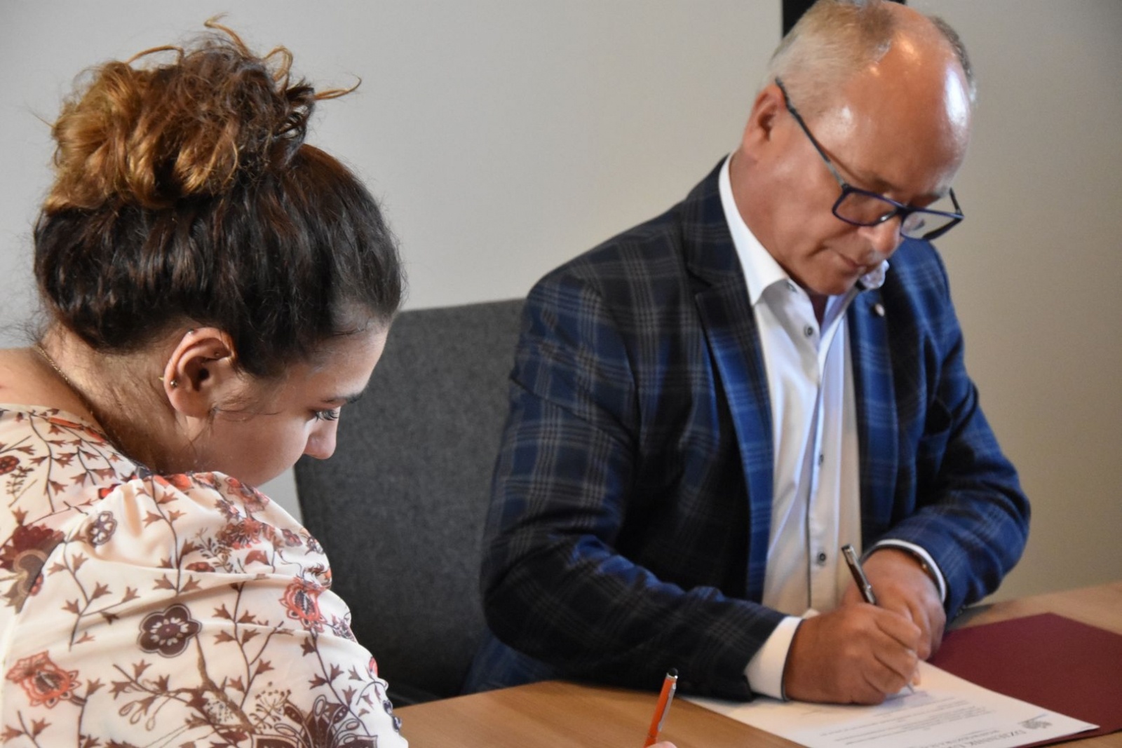 Zdjęcie w galerii na portalu naszwodzislaw.com: Cztery studentki z przyznanym stypendium wiadomości z regionu