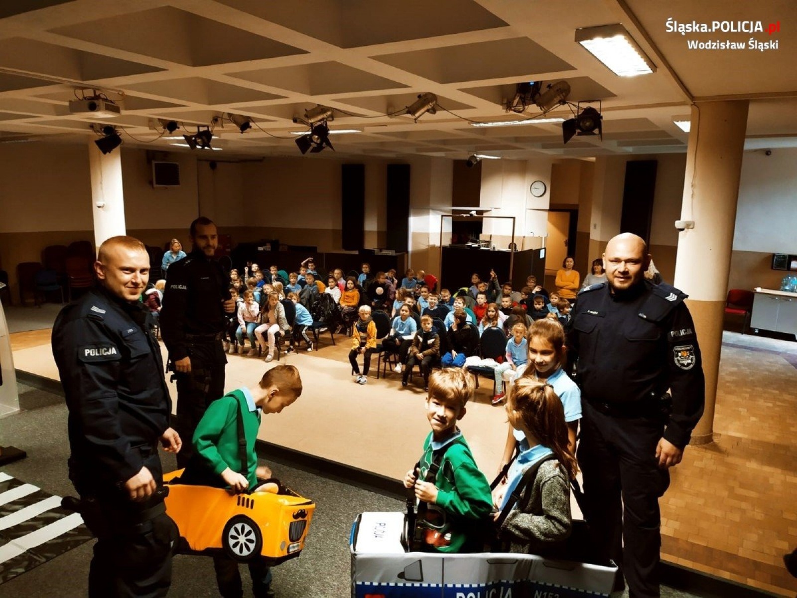 Zdjęcie w galerii na portalu naszwodzislaw.com: Dzielnicowi promowali bezpieczeństwo wśród najmłodszych uczniów wodzisławskiego Katolika wiadomości z regionu