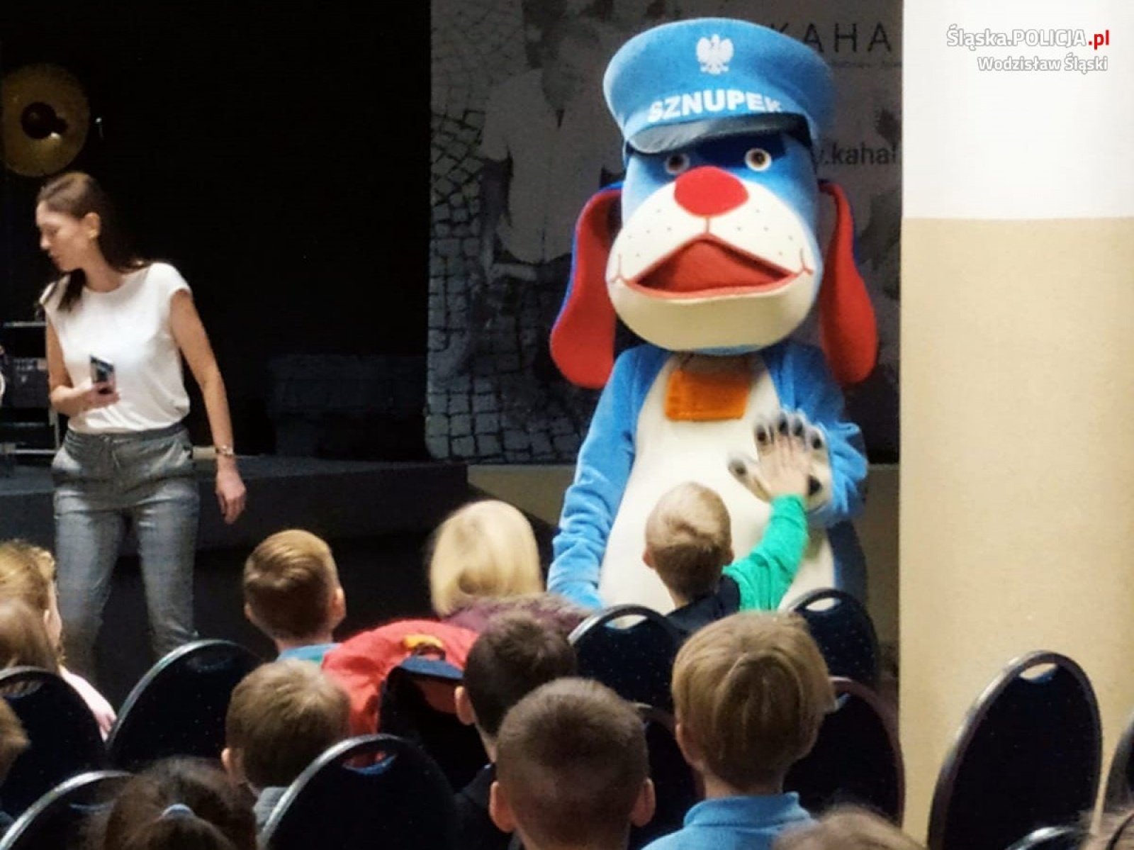 Zdjęcie w galerii na portalu naszwodzislaw.com: Dzielnicowi promowali bezpieczeństwo wśród najmłodszych uczniów wodzisławskiego Katolika wiadomości z regionu