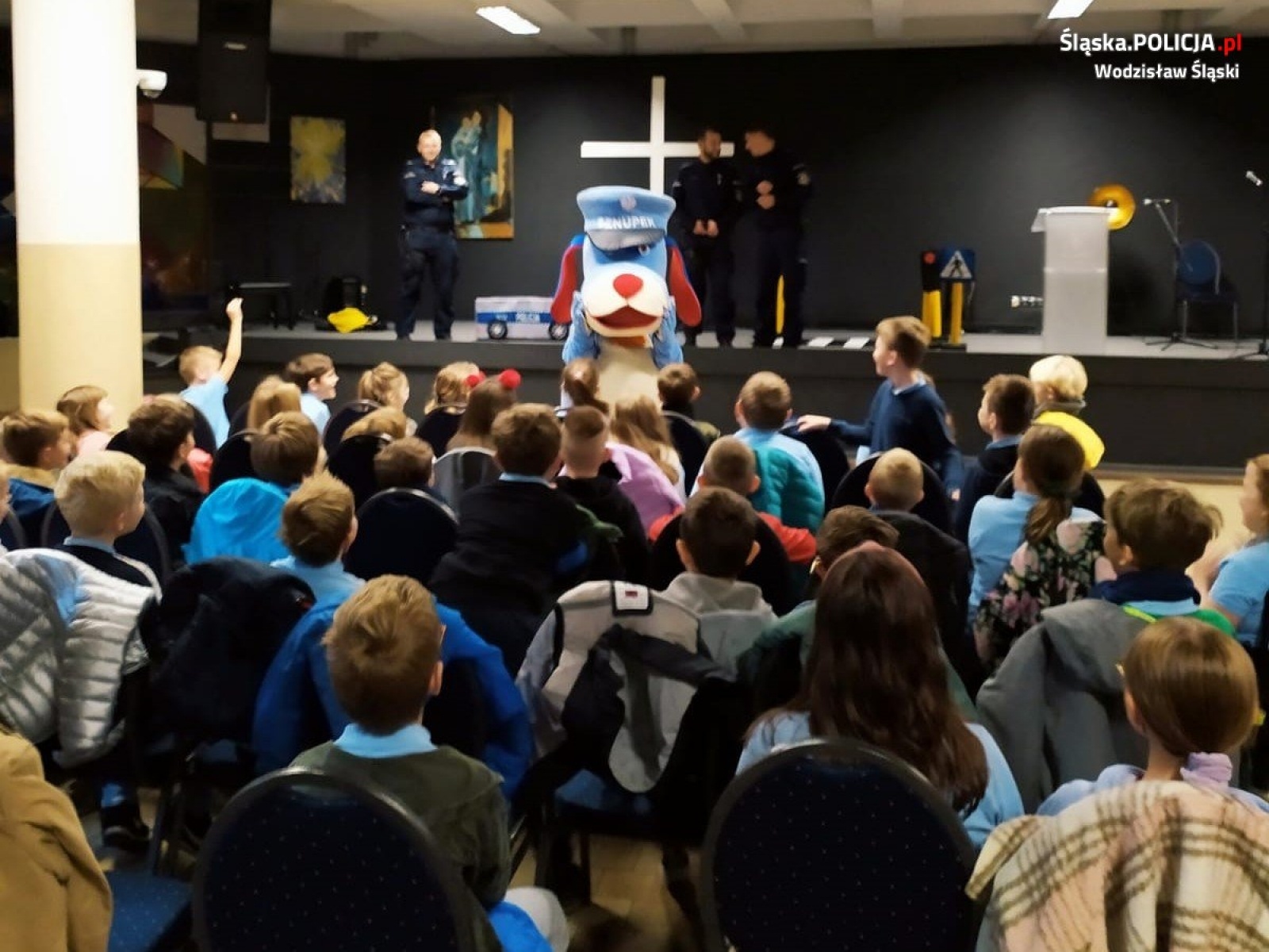 Zdjęcie w galerii na portalu naszwodzislaw.com: Dzielnicowi promowali bezpieczeństwo wśród najmłodszych uczniów wodzisławskiego Katolika wiadomości z regionu