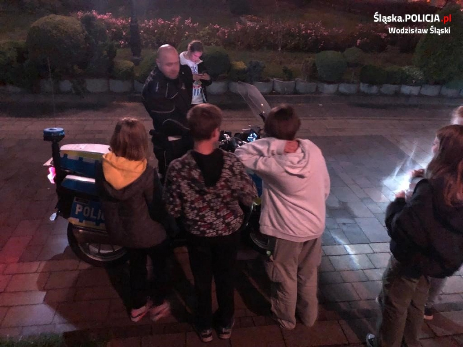 Zdjęcie w galerii na portalu naszwodzislaw.com: Profilaktyk z drogówki zachęcał do zadbania o własne bezpieczeństwo wiadomości z regionu