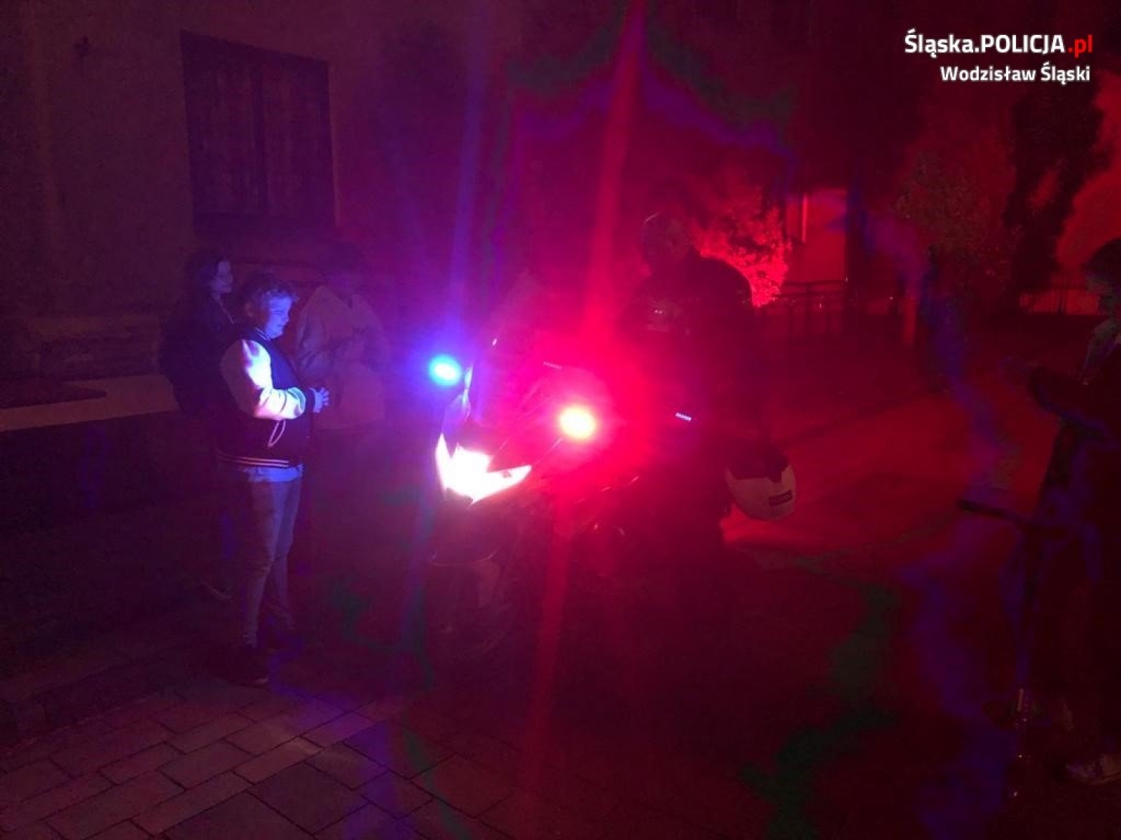 Zdjęcie w galerii na portalu naszwodzislaw.com: Profilaktyk z drogówki zachęcał do zadbania o własne bezpieczeństwo wiadomości z regionu