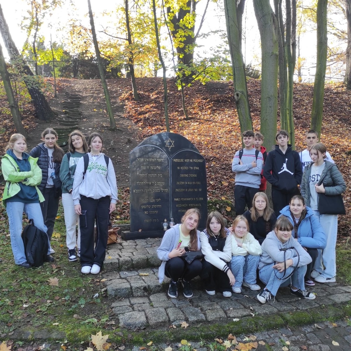 Zdjęcie w galerii na portalu naszwodzislaw.com: Uczniowie ZPS2 porządkowali Żydowinę wiadomości z regionu
