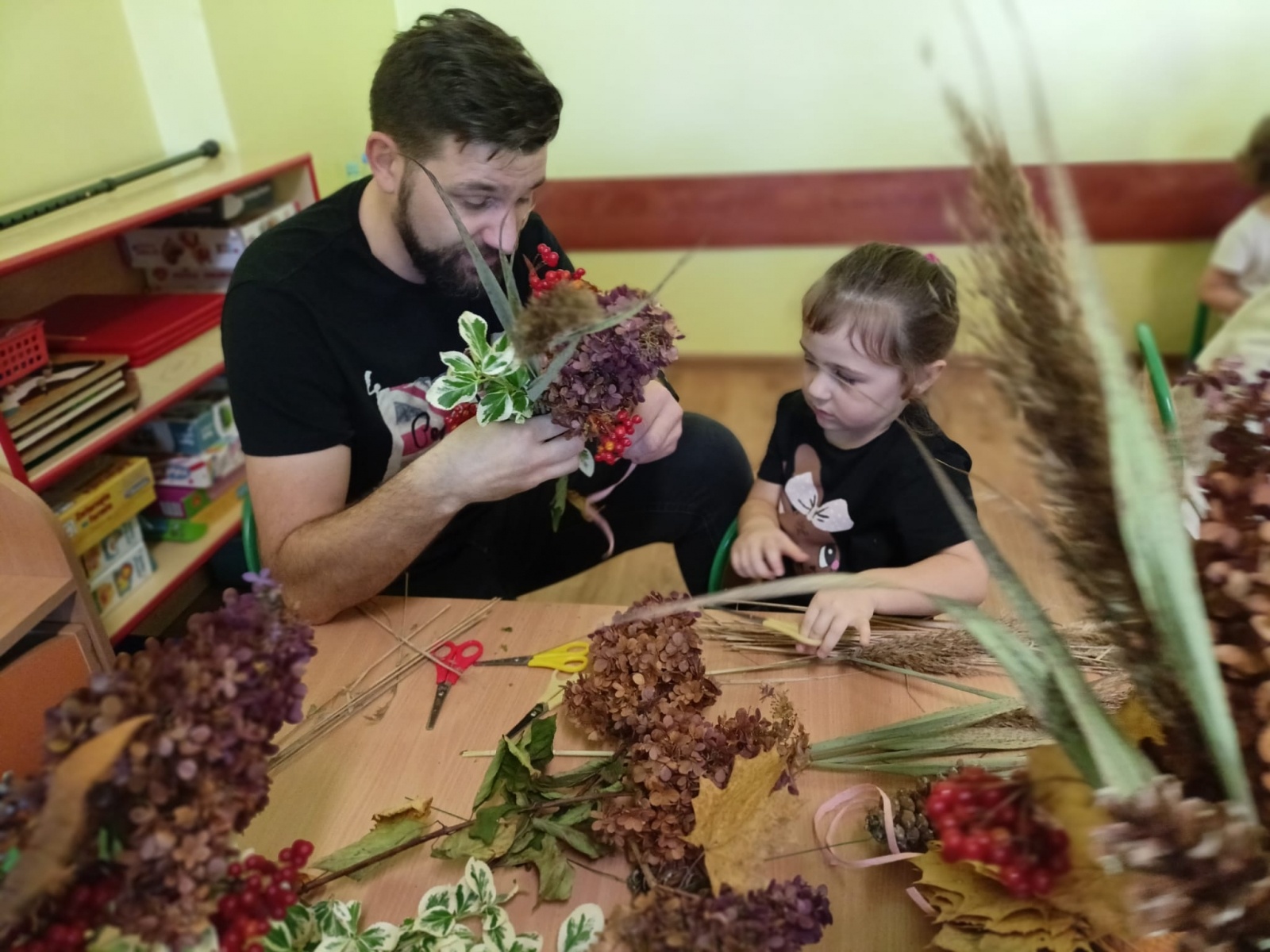 Zdjęcie w galerii na portalu naszwodzislaw.com: Jesienne warsztaty z rodzicami w Przedszkolu numer 18 wiadomości z regionu