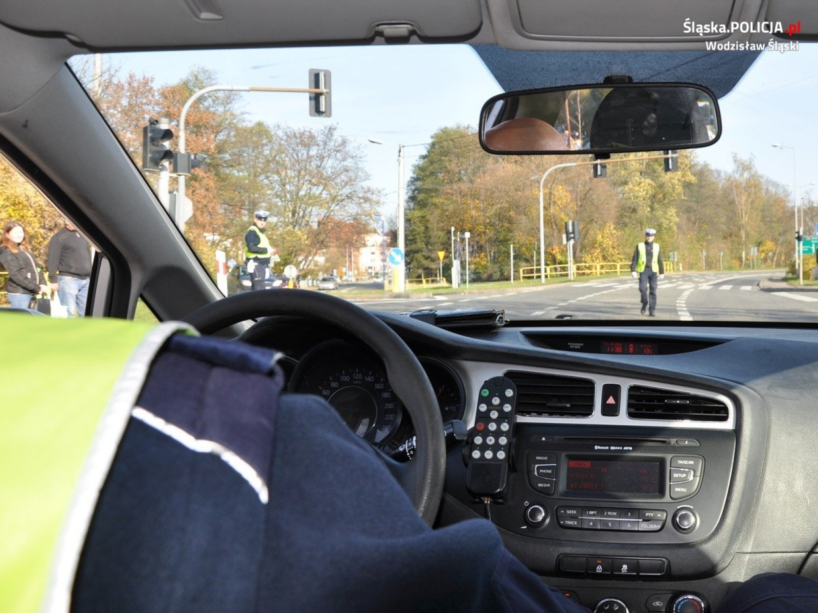 Zdjęcie w galerii na portalu naszwodzislaw.com: Policja dba o bezpieczeństwo osób odwiedzających groby wiadomości z regionu