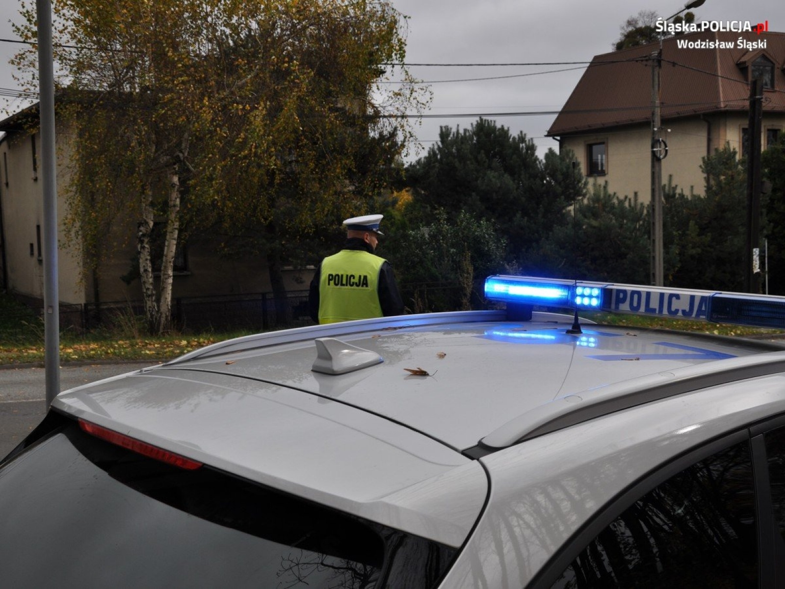 Zdjęcie w galerii na portalu naszwodzislaw.com: Policja dba o bezpieczeństwo osób odwiedzających groby wiadomości z regionu