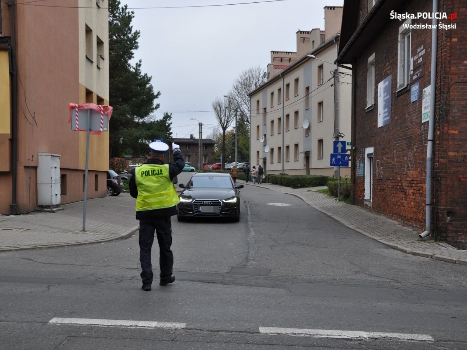 Zdjęcie w galerii na portalu naszwodzislaw.com: Policja dba o bezpieczeństwo osób odwiedzających groby wiadomości z regionu