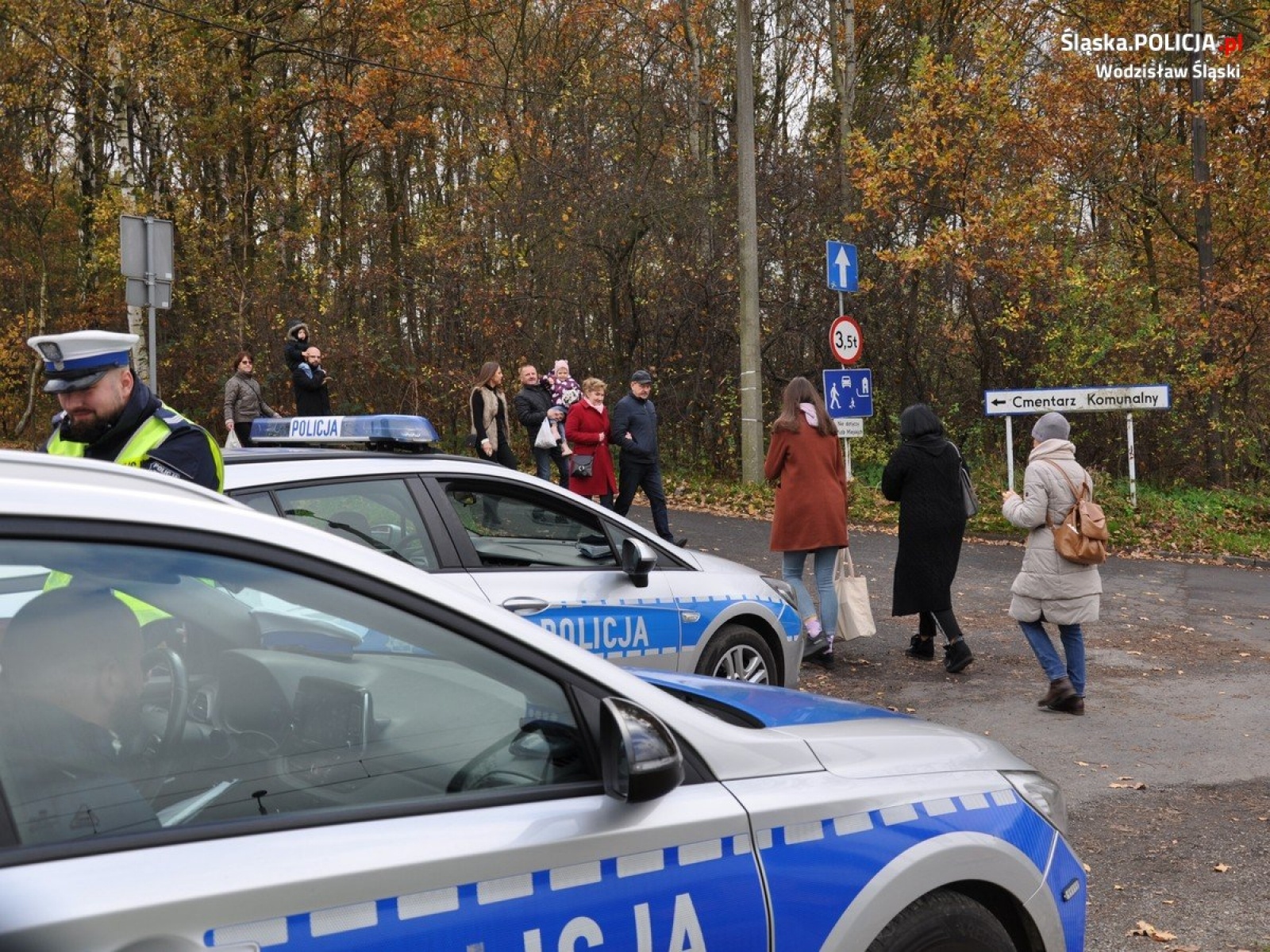 Zdjęcie w galerii na portalu naszwodzislaw.com: Policja dba o bezpieczeństwo osób odwiedzających groby wiadomości z regionu