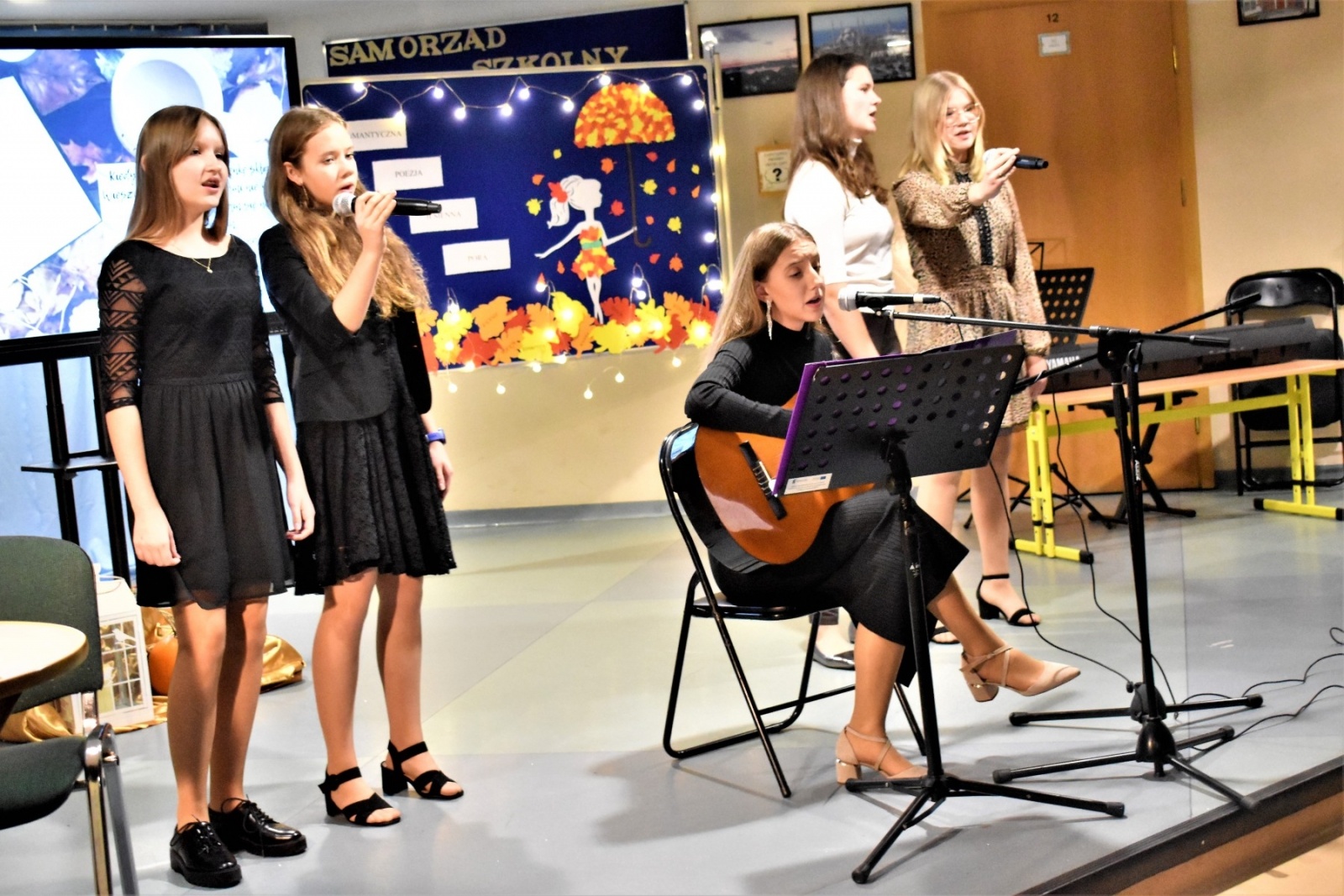 Zdjęcie w galerii na portalu naszwodzislaw.com: Wieczorek poetycko-muzyczny w gołkowickiej podstawówce [FOTO] wiadomości z regionu