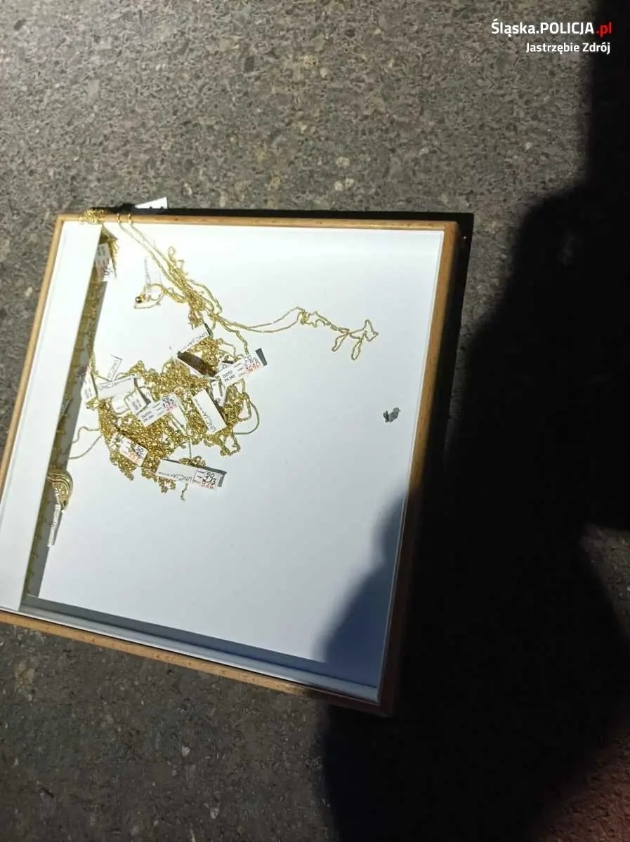 Zdjęcie w galerii na portalu naszwodzislaw.com: Pościg za sprawcami napadu na jubilera wiadomości z regionu