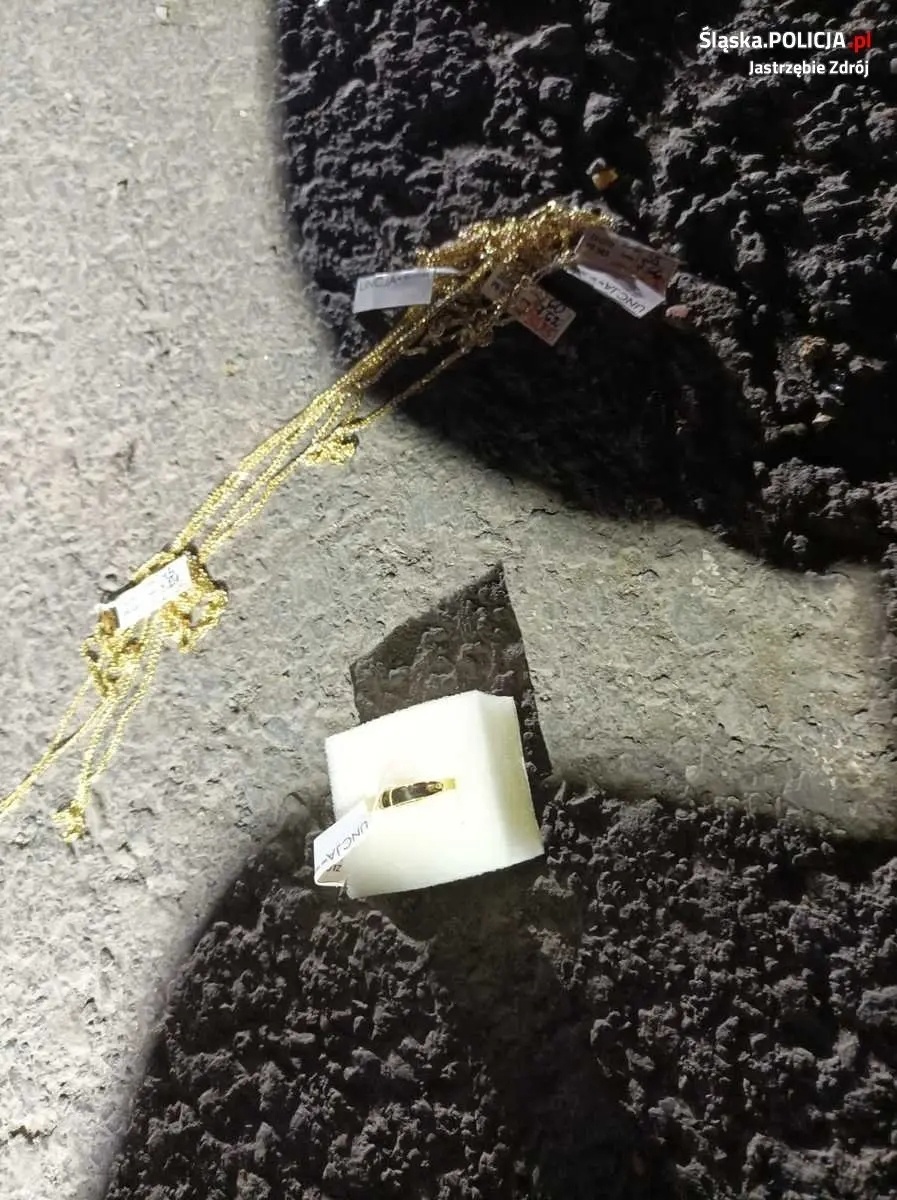 Zdjęcie w galerii na portalu naszwodzislaw.com: Pościg za sprawcami napadu na jubilera wiadomości z regionu