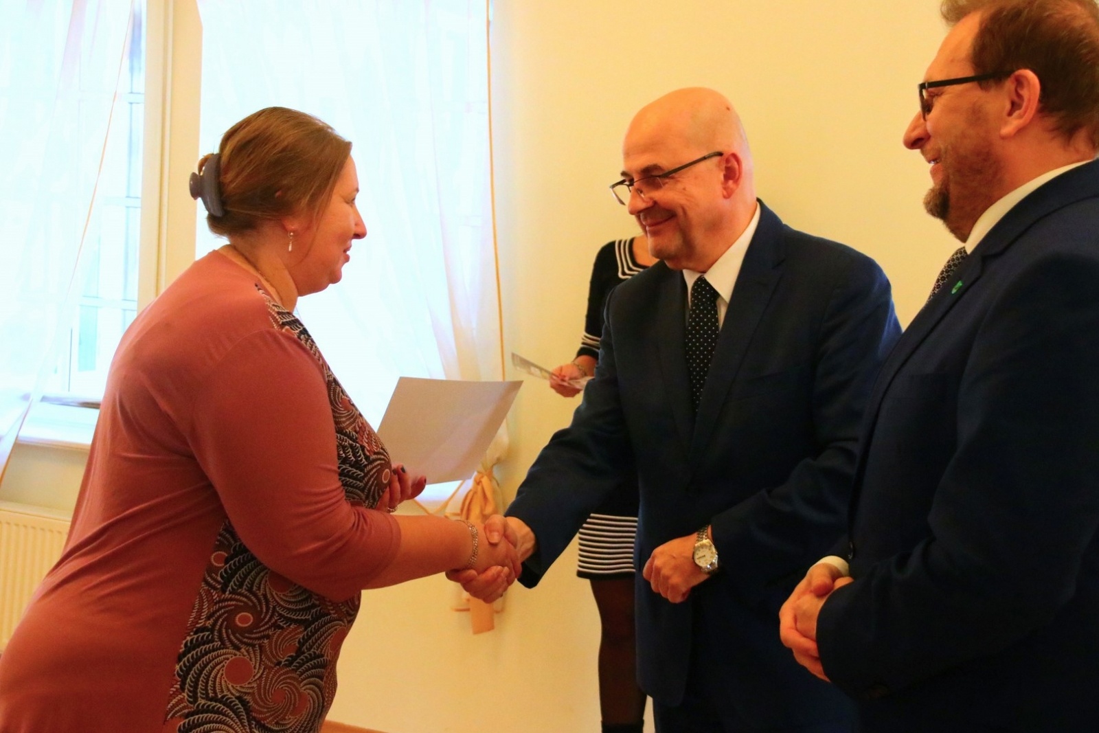 Zdjęcie w galerii na portalu naszwodzislaw.com: Bezpłatne bilety trafiły do laureatów konkursu wiadomości z regionu