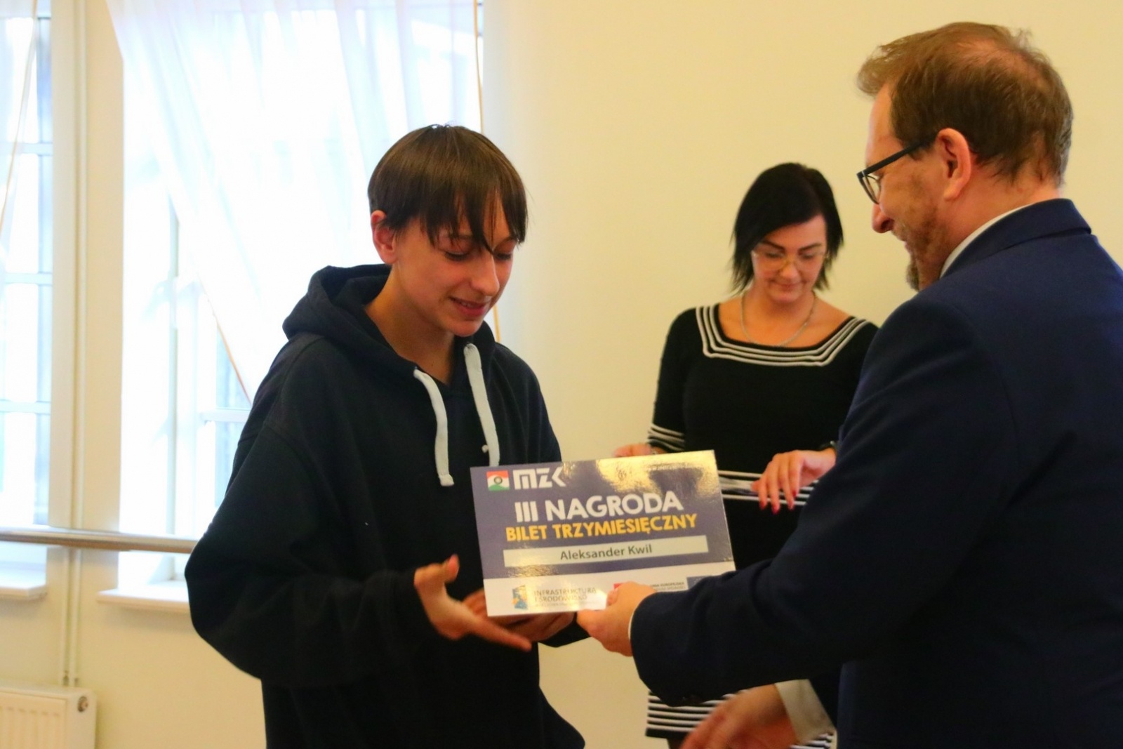 Zdjęcie w galerii na portalu naszwodzislaw.com: Bezpłatne bilety trafiły do laureatów konkursu wiadomości z regionu