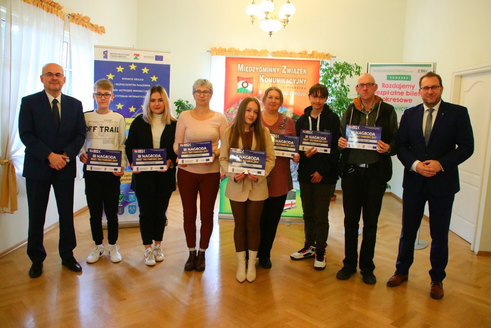 Zdjęcie w galerii na portalu naszwodzislaw.com: Bezpłatne bilety trafiły do laureatów konkursu wiadomości z regionu