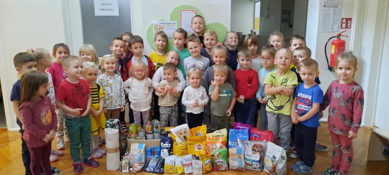 Zdjęcie w galerii na portalu naszwodzislaw.com: Przedszkole numer 19 pomaga zwierzętom ze schroniska wiadomości z regionu