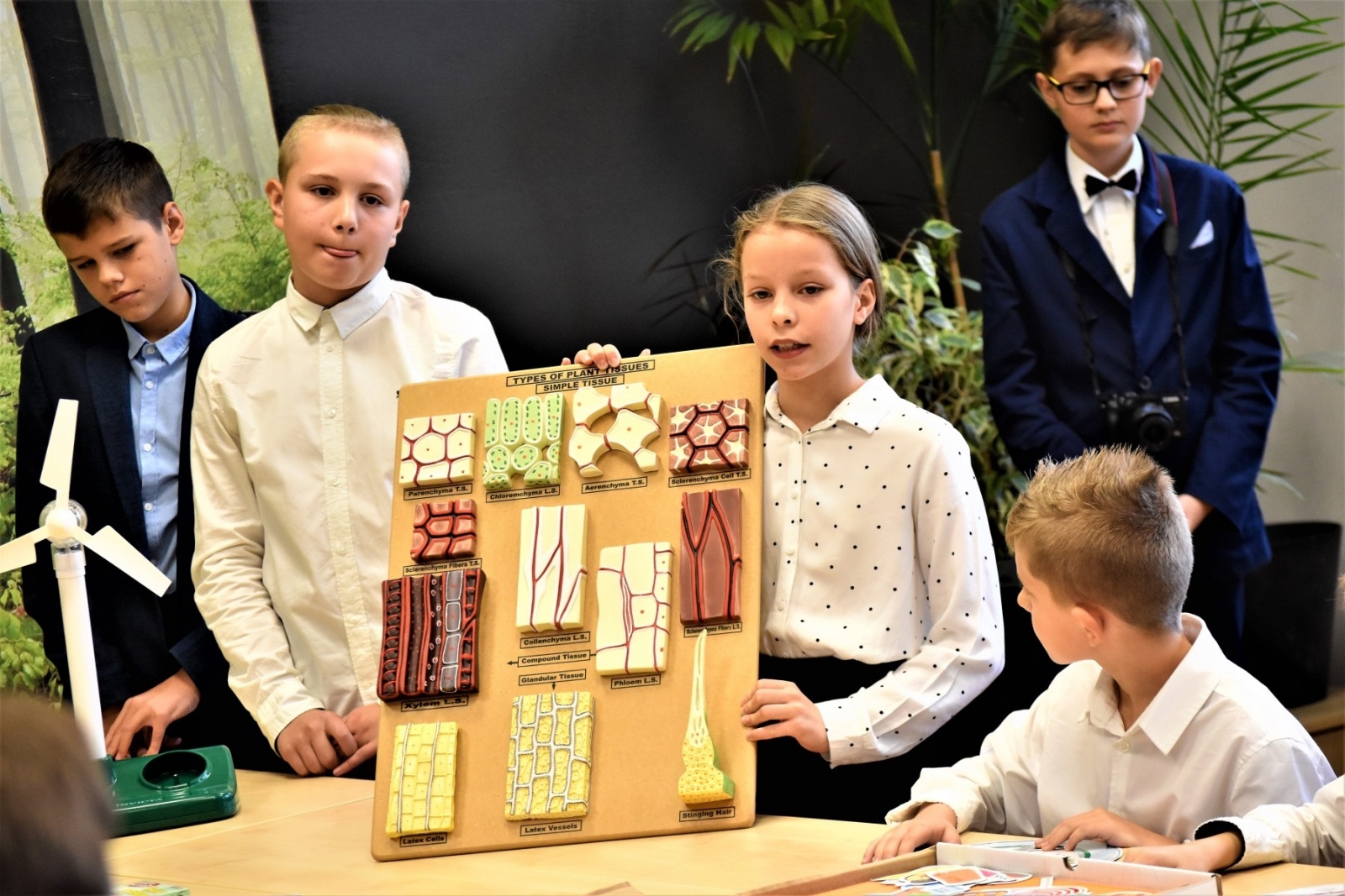 Zdjęcie w galerii na portalu naszwodzislaw.com: Trzy powody do świętowania. Dzień Niepodległości w SP Skrzyszów wiadomości z regionu