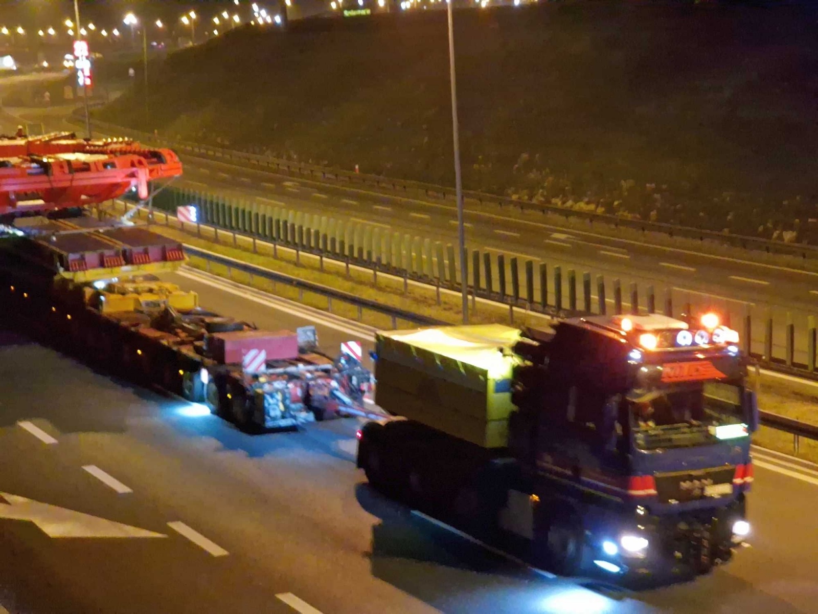 Zdjęcie w galerii na portalu naszwodzislaw.com: Pierwszy transport maszyny TBM dotarł do celu. Dwa kolejne przejadą przez nasz region wiadomości z regionu