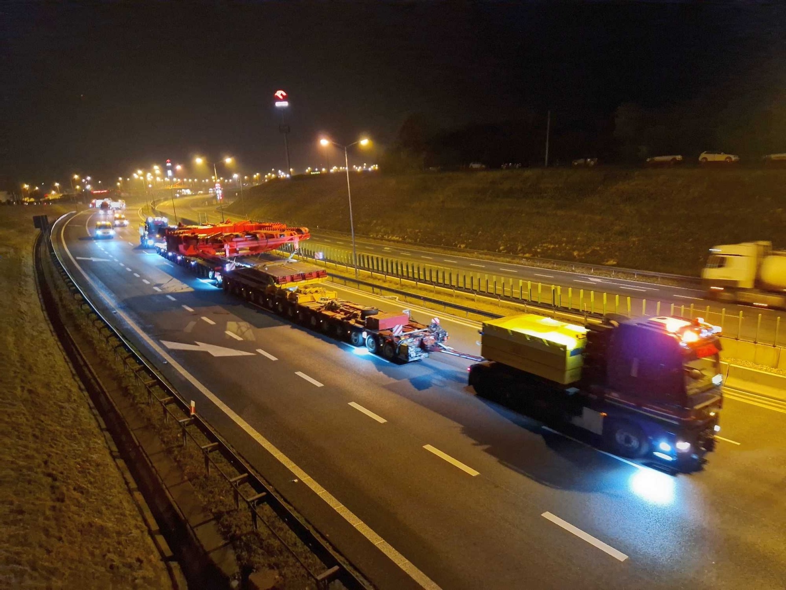 Zdjęcie w galerii na portalu naszwodzislaw.com: Pierwszy transport maszyny TBM dotarł do celu. Dwa kolejne przejadą przez nasz region wiadomości z regionu