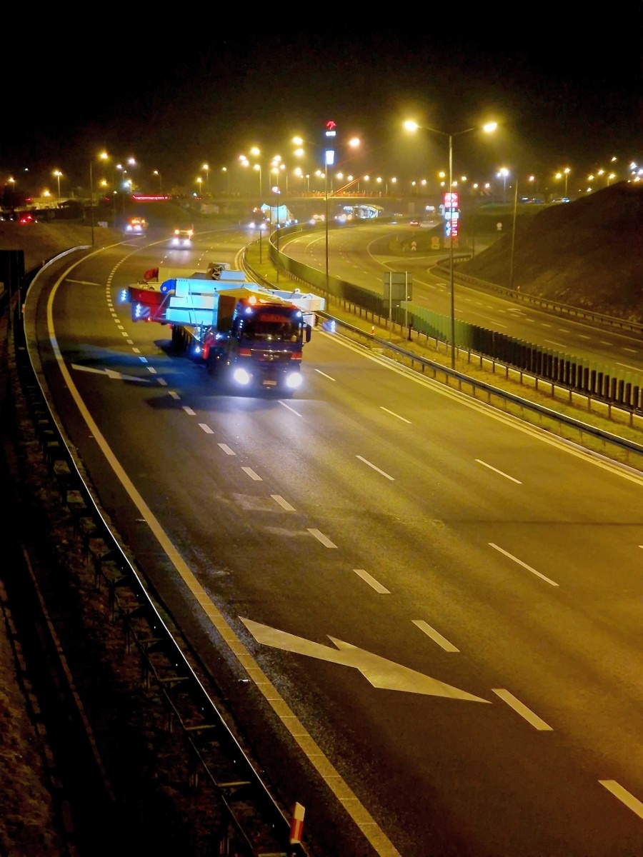 Zdjęcie w galerii na portalu naszwodzislaw.com: Pierwszy transport maszyny TBM dotarł do celu. Dwa kolejne przejadą przez nasz region wiadomości z regionu