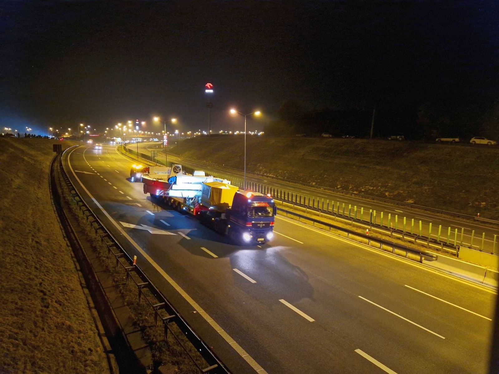 Zdjęcie w galerii na portalu naszwodzislaw.com: Pierwszy transport maszyny TBM dotarł do celu. Dwa kolejne przejadą przez nasz region wiadomości z regionu