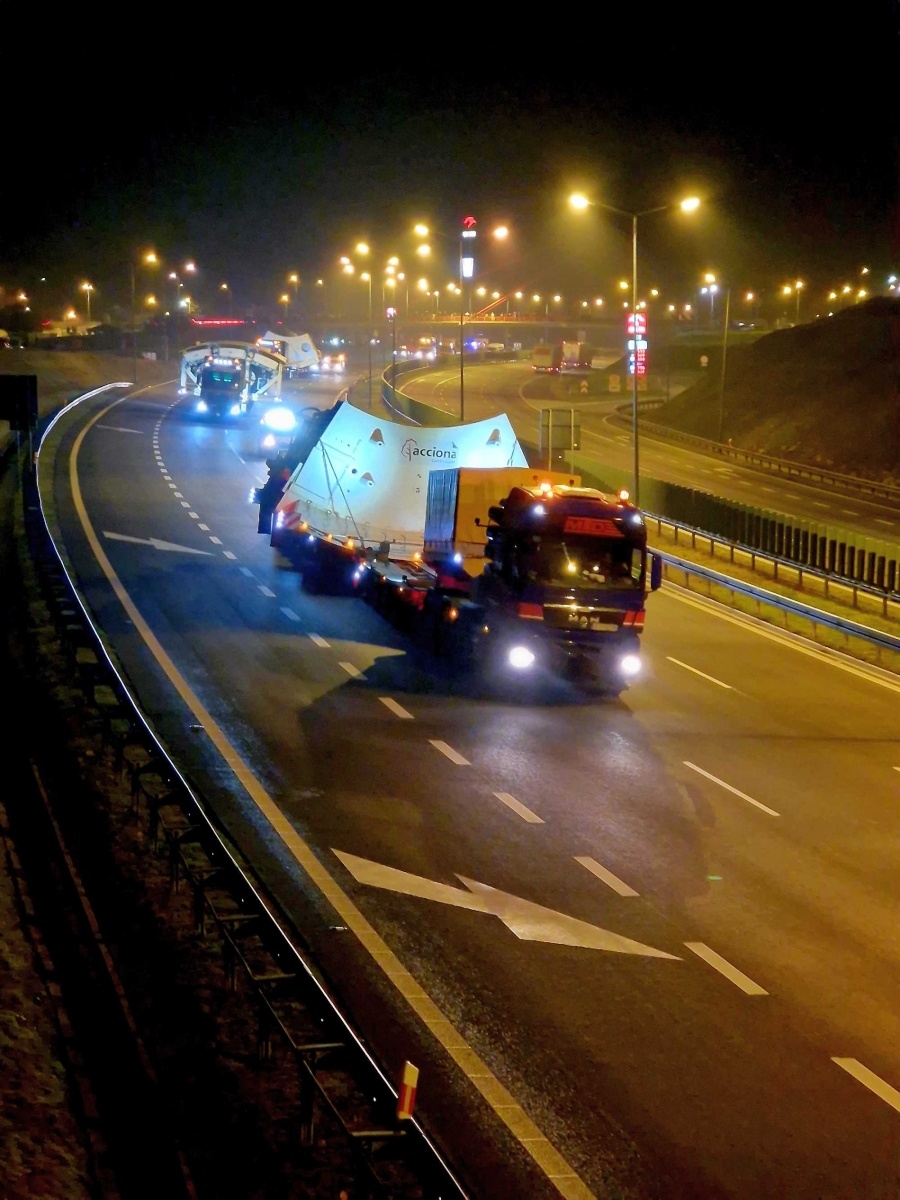 Zdjęcie w galerii na portalu naszwodzislaw.com: Pierwszy transport maszyny TBM dotarł do celu. Dwa kolejne przejadą przez nasz region wiadomości z regionu