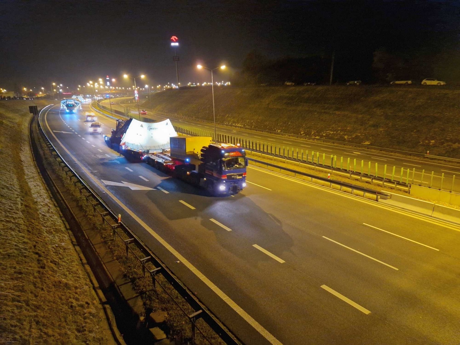 Zdjęcie w galerii na portalu naszwodzislaw.com: Pierwszy transport maszyny TBM dotarł do celu. Dwa kolejne przejadą przez nasz region wiadomości z regionu