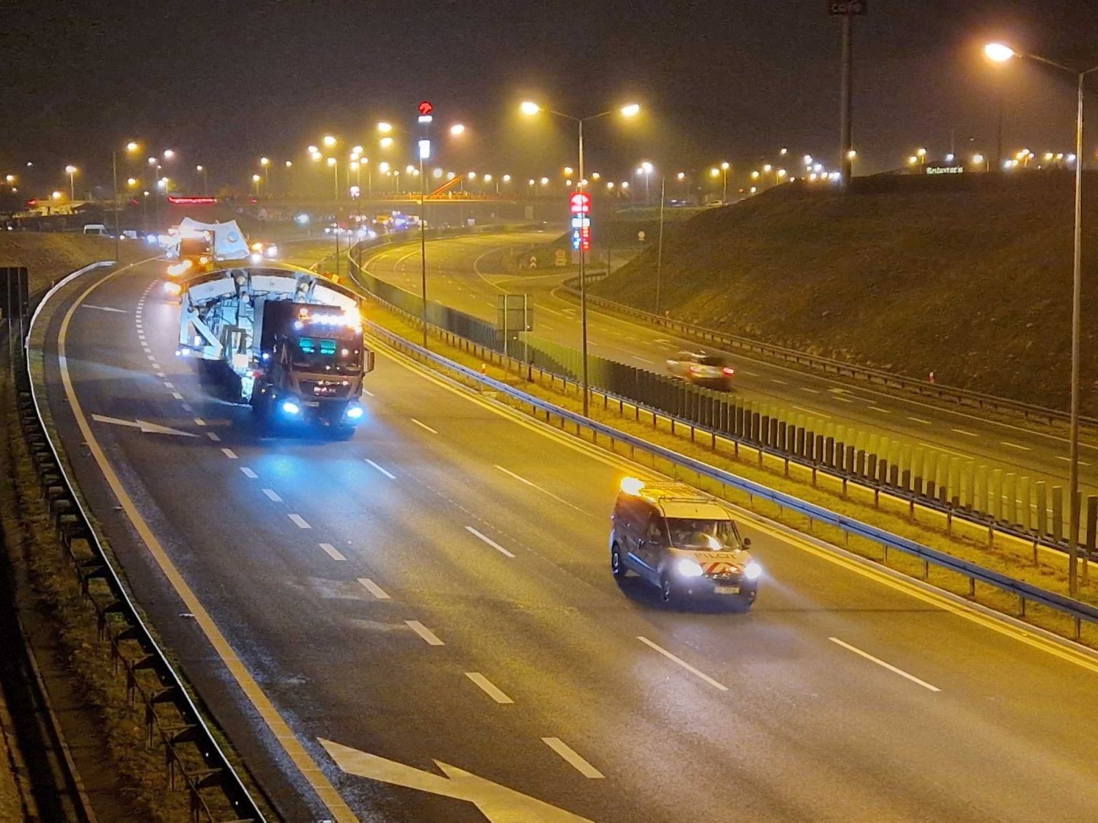 Zdjęcie w galerii na portalu naszwodzislaw.com: Pierwszy transport maszyny TBM dotarł do celu. Dwa kolejne przejadą przez nasz region wiadomości z regionu